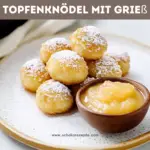 Topfenknödel mit Grieß – traditionelles österreichisches Dessert mit Quark, Grieß und gerösteten Semmelbröseln, serviert mit Apfelmus und Puderzucker.