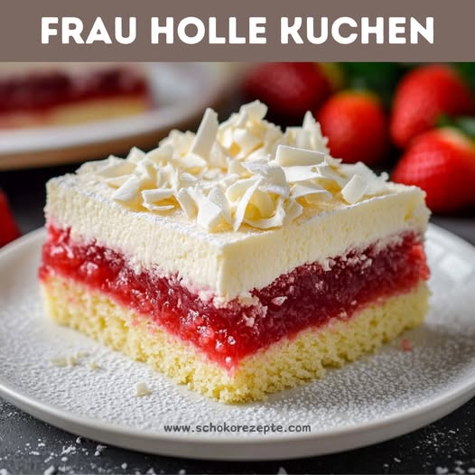 Frau Holle Kuchen – ein saftiger Blechkuchen mit Erdbeerguss und cremiger Sahneschicht, perfekt für Kaffee und Dessert.