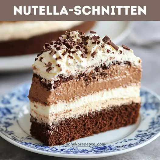 Ein köstliches Stück Nutella-Schnitten mit mehreren Schichten aus Schokoladenkuchen, heller und dunkler Creme sowie Schokostreuseln als Dekoration auf einem blauen Porzellanteller.